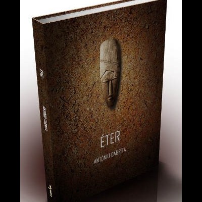 Livro ETÉR com máscara africana na capa castanha