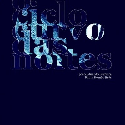 Capa de livro azul escura com título e nomes dos autores impressos.