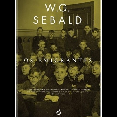 Capa do livro 'Os Emigrantes' com fotografia antiga de crianças numa sala