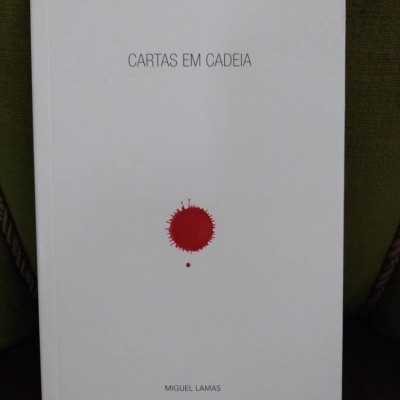 Livro branco 'CARTAS EM CADEIA' com ponto vermelho, autor MIGUEL LAMAS