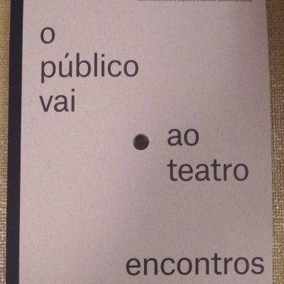 O PÚBLICO VAI AO TEATRO