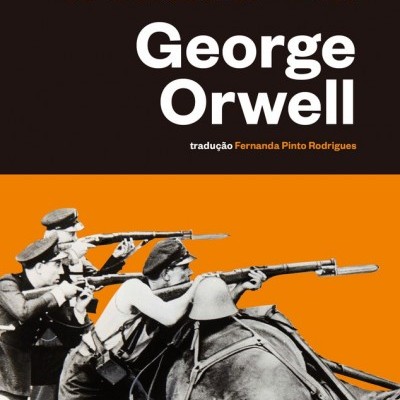 Capa de livro 'homenagem à catalunha' de George Orwell com imagem em preto e branco de homens a cavalo e armas.