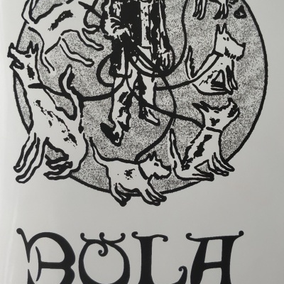 Etiqueta com homem a andar cães à trela e texto Bola Cheia