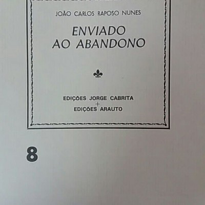 Capa de livro branco com texto preto e número 8