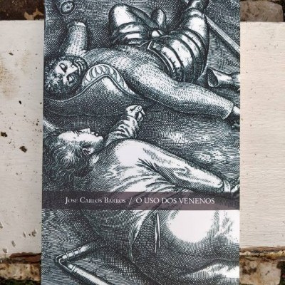 Capa de livro em preto e branco com ilustração detalhada e texto O USO DOS VENENOS