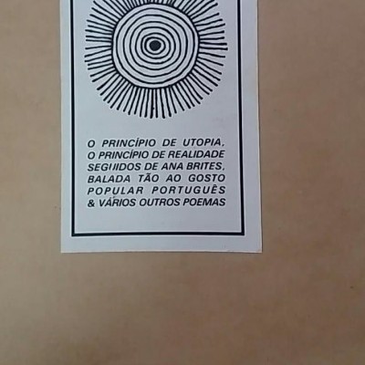 Capa de livro com etiqueta branca e texto em português e castanho claro