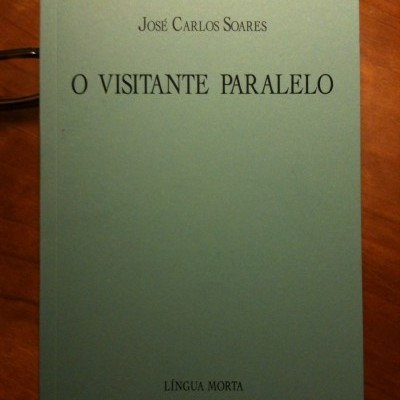 Livro 'O VISITANTE PARALELO' de José Carlos Soares com capa azul clara