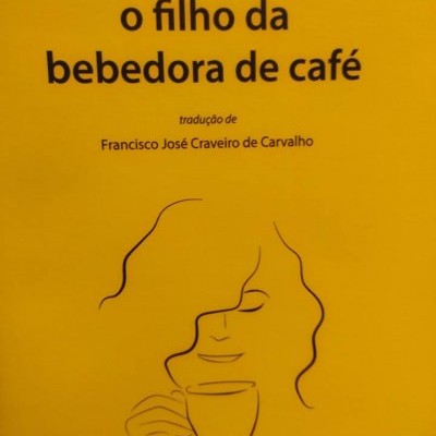 Capa amarela de livro com título e ilustração de pessoa com chávena