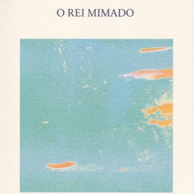 Capa de livro com título, autor, ano e ilustração abstrata colorida