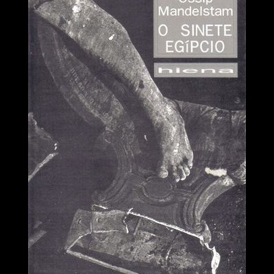 Capa de livro com imagem de escultura de pé e texto