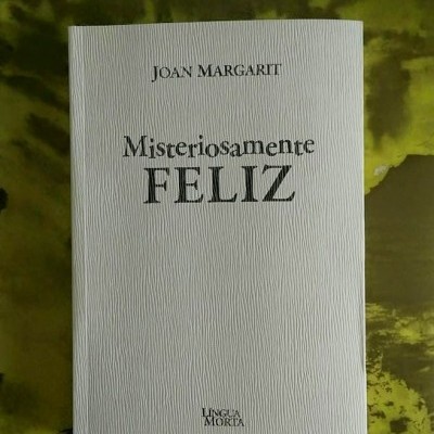 Capa de livro branco texturizado com título Misteriosamente FELIZ e autor JOAN MARGARIT