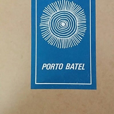 Capa de livro com etiqueta azul e texto impresso