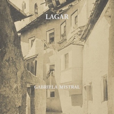 Capa de livro com fotografia em sépia de uma rua antiga e textos LAGAR, GABRIELA MISTRAL, antítese