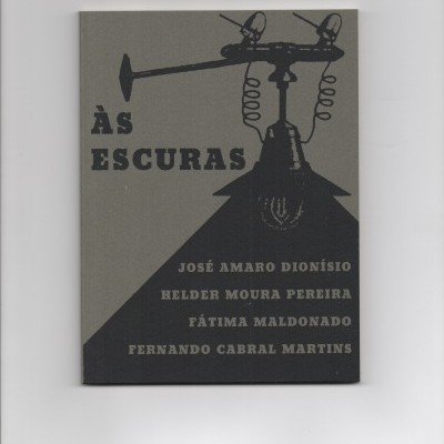 Capa de livro cinzenta com microfone antigo e texto ÀS ESCURAS