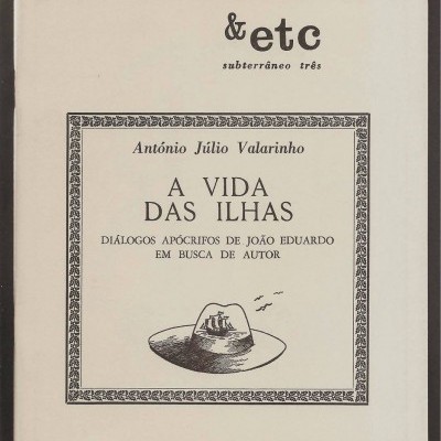 Capa de livro creme com texto e ilustração preta de um chapéu com ilha e barco