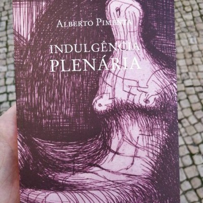 Capa do livro Indulgência Plenária de Alberto Pimenta roxa com ilustrações abstratas brancas.