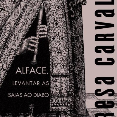 Ilustração a preto e branco de figura vestida com manto e texto promocional do livro TÉRESA CARVALHO.