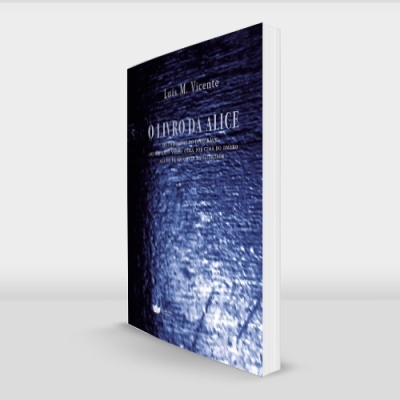 Livro azul texturizado intitulado OLDPARK BLUE sobre fundo branco