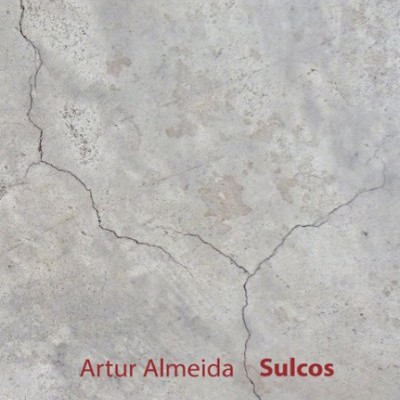 Capa de livro cinzenta com rachaduras e texto vermelho Artur Almeida Sulcos.