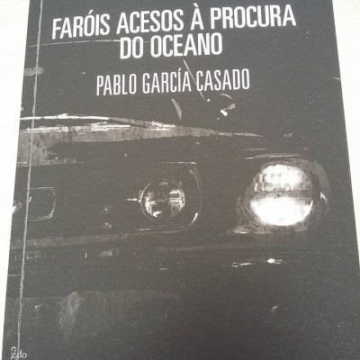 FARÓIS ACESOS À PROCURA DO OCEANO