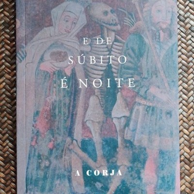 Capa de livro com ilustração de três figuras, título e autor em letras brancas, sobre superfície de cesto trançado.