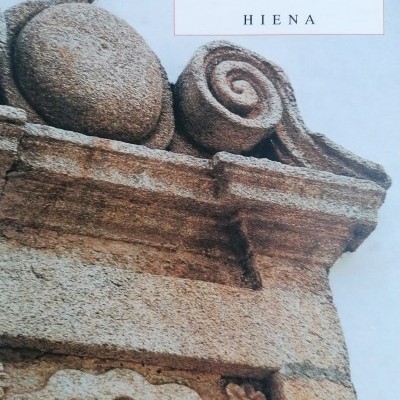 Capa de livro com escultura em pedra e texto 'Frei Agostinho da Cruz SONETOS E ELEGIAS HIENA'.