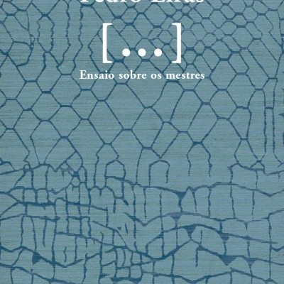 Capa azul de livro com padrão irregular e texto em branco