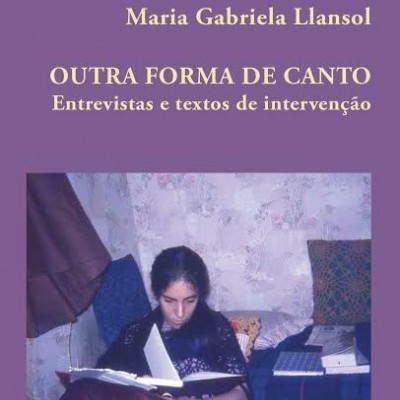 Capa de livro com título e foto de mulher jovem a ler