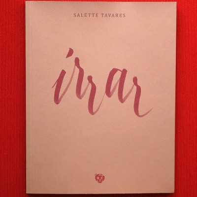 Livro rosa claro com título 'irrar' e autor Salette Tavares sobre fundo vermelho