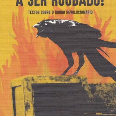 Capa do livro 'Preferi Roubar a Ser Roubado!' com corvo e chamas ao fundo