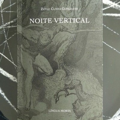 Capa de livro 'Noite Vertical' com desenho clássico em tons de cinza