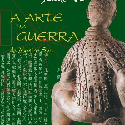 Estátua de guerreiro de terracota com armadura detalhada sobre fundo verde com texto em amarelo e branco