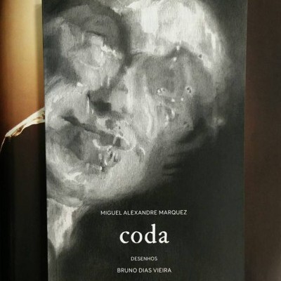 Capa de livro preta com ilustração abstrata e texto branco