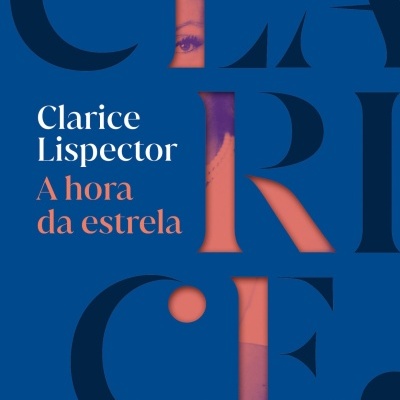 Capa do livro A hora da estrela de Clarice Lispector em azul escuro com texto branco e laranja e rosto feminino em detalhe nas letras.