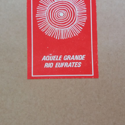 Capa de livro com retângulo vermelho e texto em branco e pretos em fundo castanho.