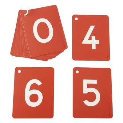 Cartas numeradas vermelhas com números brancos presas por anel metálico