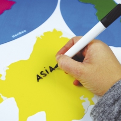 Mapa-múndi colorido com mão escrevendo ASIA com marcador preto