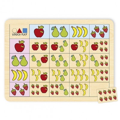 Tabuleiro de madeira com quadrículas e imagens de frutas coloridas e texto LOGICA PLAY