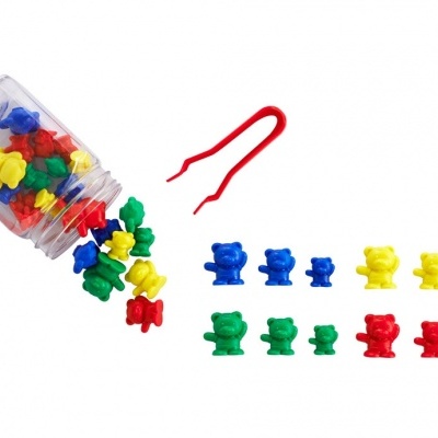 Frasco de plástico com ursinhos coloridos e pinça vermelha