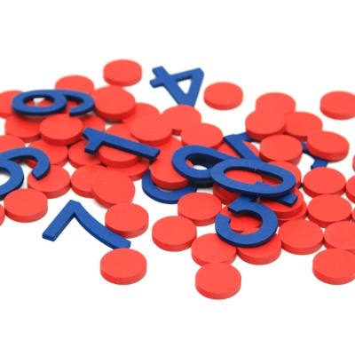 Fichas vermelhas redondas com números azuis em madeira sobre fundo branco