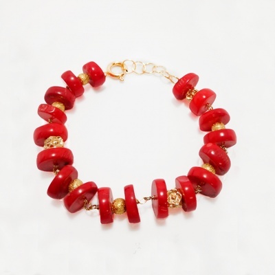 Pulseira pedras naturais coral pastilha 12x3mm com apliques prata 925 com banho de ouro P1369 DV