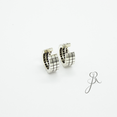 Brincos argola prateados com padrão de quadrados pretos