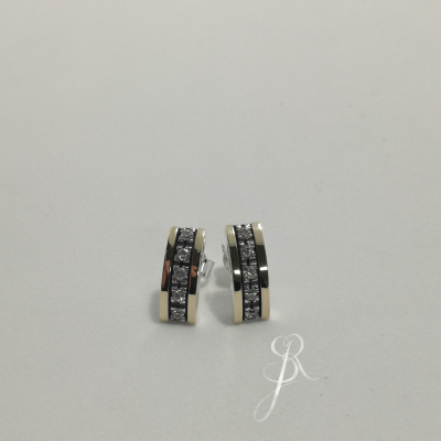Brincos prateados com faixa preta e pedras quadradas brilhantes