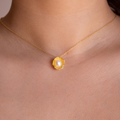 Colar ostra pequena com perola 8mm prata 925 com banho de ouro C876 DV