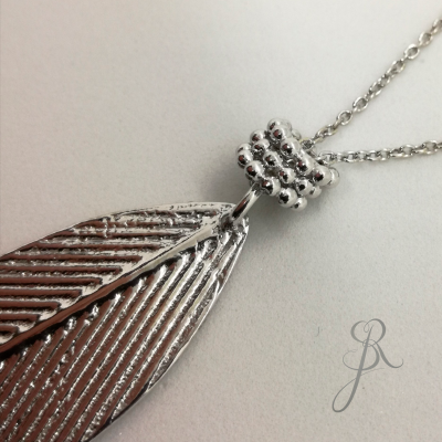 Colar com pendente em forma de pena prateado texturizado com corrente de elos e detalhe esférico