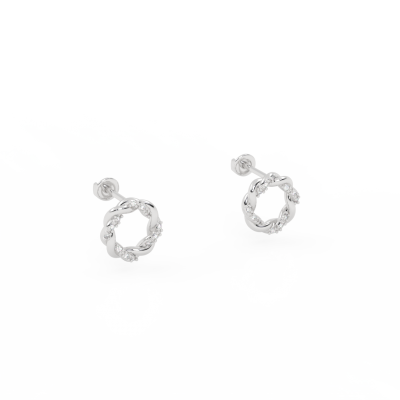 Brincos pequenos prateados de design circular retorcido sobre fundo branco