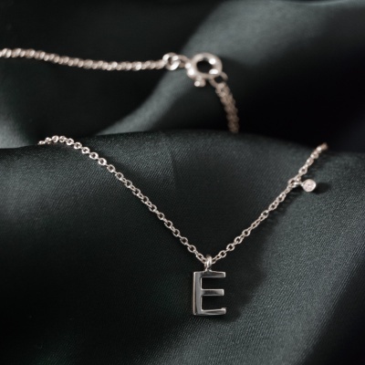 Colar de Letra Minimalista