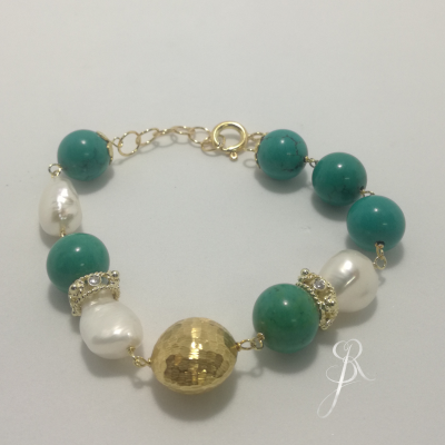 Pulseira Prata 925 com banho de ouro pérolas barrocas e pedras turquesa e aplicações com zirconias P1343 DV