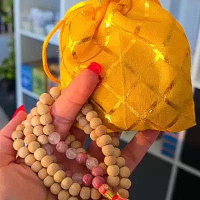 📿 Japamala Medicinal com Madeira Sagrada Tulsi _ Cristal Thulita + Quartzo Rosa