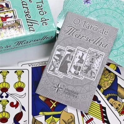 Conjunto de tarô de Marselha com caixa verde, livro guia cinzento e cartas coloridas tradicionais